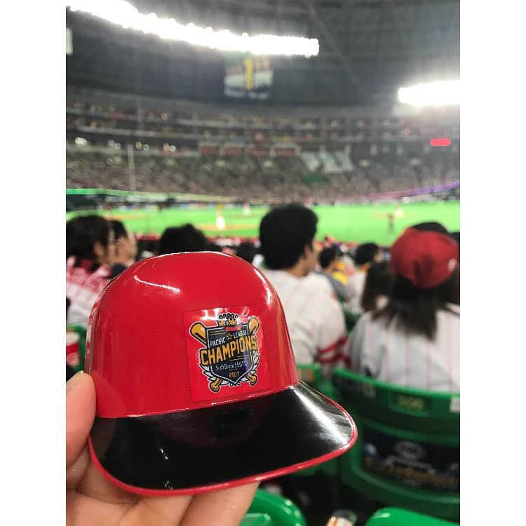 陽菜えみるさんのインスタグラム写真 - (陽菜えみるInstagram)「. 鷹の祭典最終日🦅⚾️✨ ソフトバンク vs 楽天 【先発 千賀投手 vs 美馬投手】 . 初のヤフオクドームで ホームでの ソフトバンク戦を観るために 急遽弾丸福岡行ってきました✈️✨ 久々の1人観戦だったけど 日本一広いドームに興奮👀💕 . 内容はちょっと残念だったかな😢 リーグ優勝しての安心感で しょうがないのかもしれないけど ちょっと選手もファンも ホームにしては 士気が下がってるかなと 思っちゃいました😩😵 . ヒット数で言うとロッテと 変わらない数打ってはいたものの 美馬投手の好投で点に結びつかず💦 9表終わってまさかの10-0💥💥💥 裏で中村選手の意地の 2Rホームラン観れたのは 収穫だったかなぁ🙏✨ ラブゲームは逃れました😂 . 負けたのは悔しかったけど 年内にヤフオク行けて 2017パ・リーグ優勝の限定 キャップ、レプリカユニフォーム、 ミニヘルメット、応援バットを GET出来て嬉しかった✌️💫 . . #野球観戦 #野球女子 #無類の野球好き #無類の野球ファン #ヤフオクドーム #ソフトバンク #ソフトバンク戦 #鷹の祭典 #最終日 #熱男 #1ダホー #たかほー #鷹ガール  #楽天 #楽天戦 #美馬学 投手 #悔しい試合 #千賀滉大 投手 #ホームラン #中村晃 選手 #ウィーラー 選手 #デスパイネ 選手が ソフトバンクにいる違和感まだ慣れない #福岡 #好きな街 #ひとり旅 #1人観戦 #ソフトバンクファン あったかい #softbank #softbankhawks #love」10月1日 5時08分 - emiru_haruna