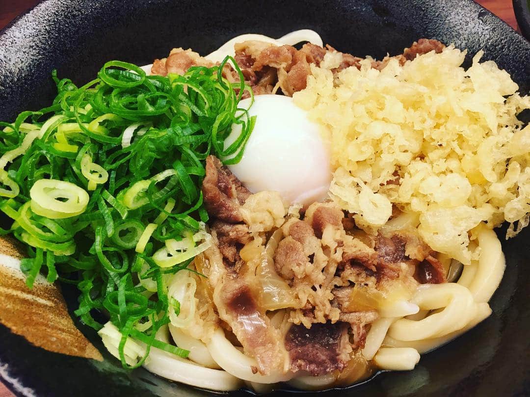 三宅智子さんのインスタグラム写真 - (三宅智子Instagram)「昨日は、東京に来ていた母を見送りに東京駅へ行ったので、またまたヤエチカへ。以前、メガ盛り！牛肉とろろ天ぷらうどんを食べた麦まるさんで、牛肉月見うどん大盛り！甘辛く煮込まれた牛バラ肉とツルツルの麺が最高に美味しすぎる！」10月1日 8時58分 - tomoko1121m