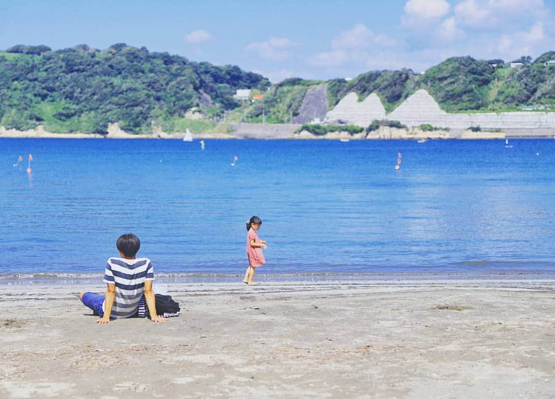 葉山町さんのインスタグラム写真 - (葉山町Instagram)「- デートがしたくなる町、になりたい！  #葉山歩き #葉山 #hayama #葉山港 #小浜海岸 #海岸 #浜辺 #海 も #山 も楽しめるから #デート や #女子旅 にぴったり #カメラ旅 にもおすすめだよ #ハイキー で撮ると #インスタ映え だね #今日もおつかれさまでした #明日からまた１週間頑張ろう！」10月1日 18時28分 - hayama_official