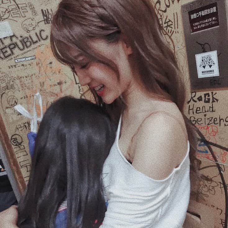 志田友美（ゆうみん）のインスタグラム：「#🎤 #👧 #💞 . 今回のツアーファイナル、家族を招待したんだけど、妹がlive終わった後号泣しながら抱きついてきてさ😂😂 . 何事？！って思ったら お姉ちゃんでいつも近い存在の友美が遠い存在に見えて寂しくなって泣いちゃったんだって☺️💞 . じーーーーん。 可愛すぎてどうしよ。 いつまでも大切な自慢の妹です🤤✨ . . #family #myfamily #sister  #love #important #cry #live  #sendai #iwate #tour #final #me #japanesegirl #ig_japan  #instalike #instagood #instashot  #instalove #instadaily」