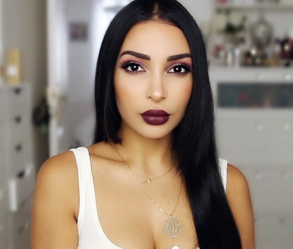 sananasのインスタグラム：「FALL VIBES 🥀🍁🍂Vous avez vu ma nouvelle vidéo ? Le lien est dans la bio ! C'est une vidéo spéciale PETITS BUDGETS avec des produits vraiment pas chers du tout et en plus c'est un look 2en1 d'automne 😉🍁Vous êtes plutôt nude lips ou bold lips vous en automne ? Dites moi ça en commentaires 👇🏼🙃Je vous envoie des millions de bisous en ce dimanche pas très ensoleillé 😅#FallMakeUp #MaquillageDautomne #FallVibes #FallLook #VampyLips #LookPasCher #MakeupPetitBudget」
