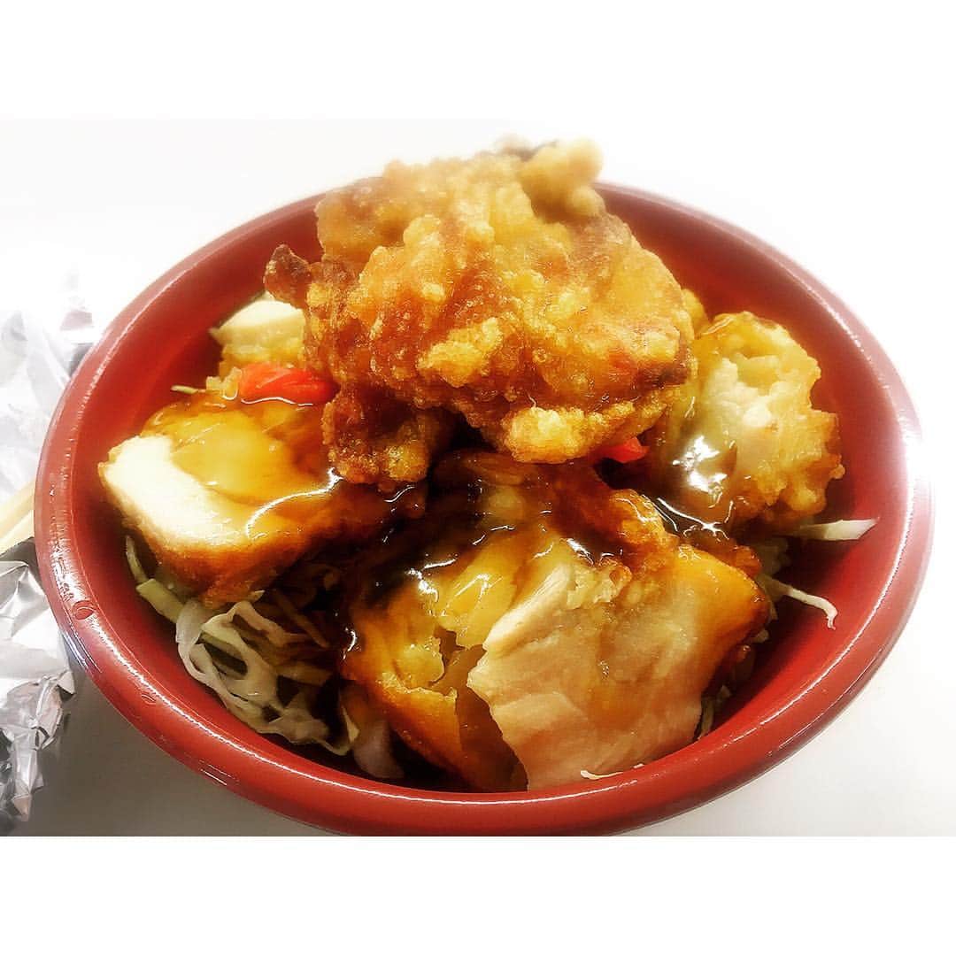 イレーネのインスタグラム：「今日は母校の文化祭 名物のからあげ丼に唐揚げ1個乗せ。この唐揚げが食べられるのもあと1年。ありえん。  #南山国際 #nanzankokusai」
