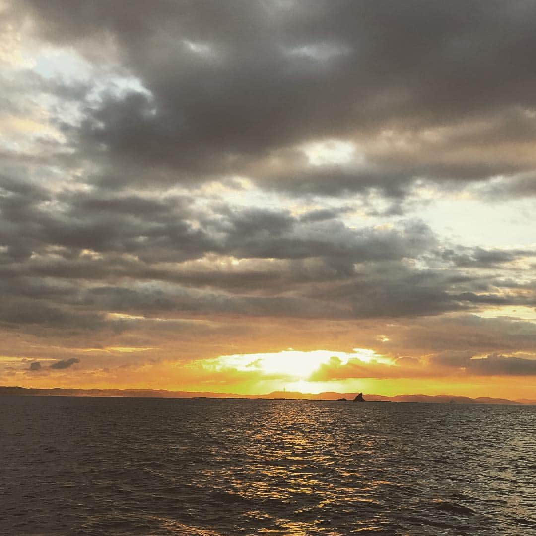 川田紳司さんのインスタグラム写真 - (川田紳司Instagram)「#海と空#朝焼け#釣り」10月1日 15時58分 - shinji_kawada