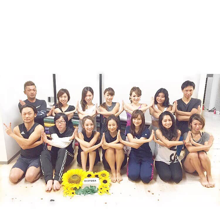 武田静加さんのインスタグラム写真 - (武田静加Instagram)「【第24回静加YOGA】 #静加YOGA @渋谷 ありがとうございました♥️ . . 今回は呼吸調整を長く！ 吸う息と吐く息均等に4秒吸って8秒で吐く、手で感覚を叩きながらお部屋を暗くして行なっていきました。 肩周りをしっかりとほぐして肩甲骨をたくさん動かして #戦士のポーズ2 #戦士のポーズ4 立ちのポーズ #三日月のポーズ #飛行機のポーズ ✈️ 立ちのポーズはじっくりと♥️ たくさん動いたのでシャバーサナは少し長めに、赤ちゃんもよくきくオルゴールをかけながら🎵 . . . 最後に#船のポーズ きついですが「せーの」っといっせいに手を上げてました（笑） . . . ここから先は #blog更新 したので是非♥️♥️♥️ . .  #yoga#ヨガ#ヨーガ#yogainstructor#instructor#ヨガインストラクター#インストラクター#model#モデル#thankyou#love」10月1日 20時35分 - takedashizuka0517
