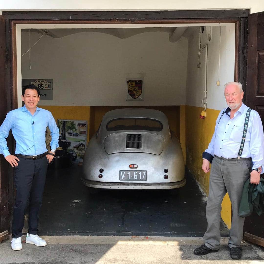 松浦弥太郎さんのインスタグラム写真 - (松浦弥太郎Instagram)「BSフジ「スポーツカーの道標、進化と挑戦」を観ていただき、ありがとうございました。ポルシェというスポーツカーは子供の頃からの夢でした。その原点と未来を訪ねたドイツ、オーストリアの旅。奇跡的な出会いに感謝。ポルシェがもっと好きになりました。右はグミュントのポルシェミュージアム館長のヘルムートさん。#ポルシェ #porsche356 #porsche」10月1日 21時43分 - yatarom