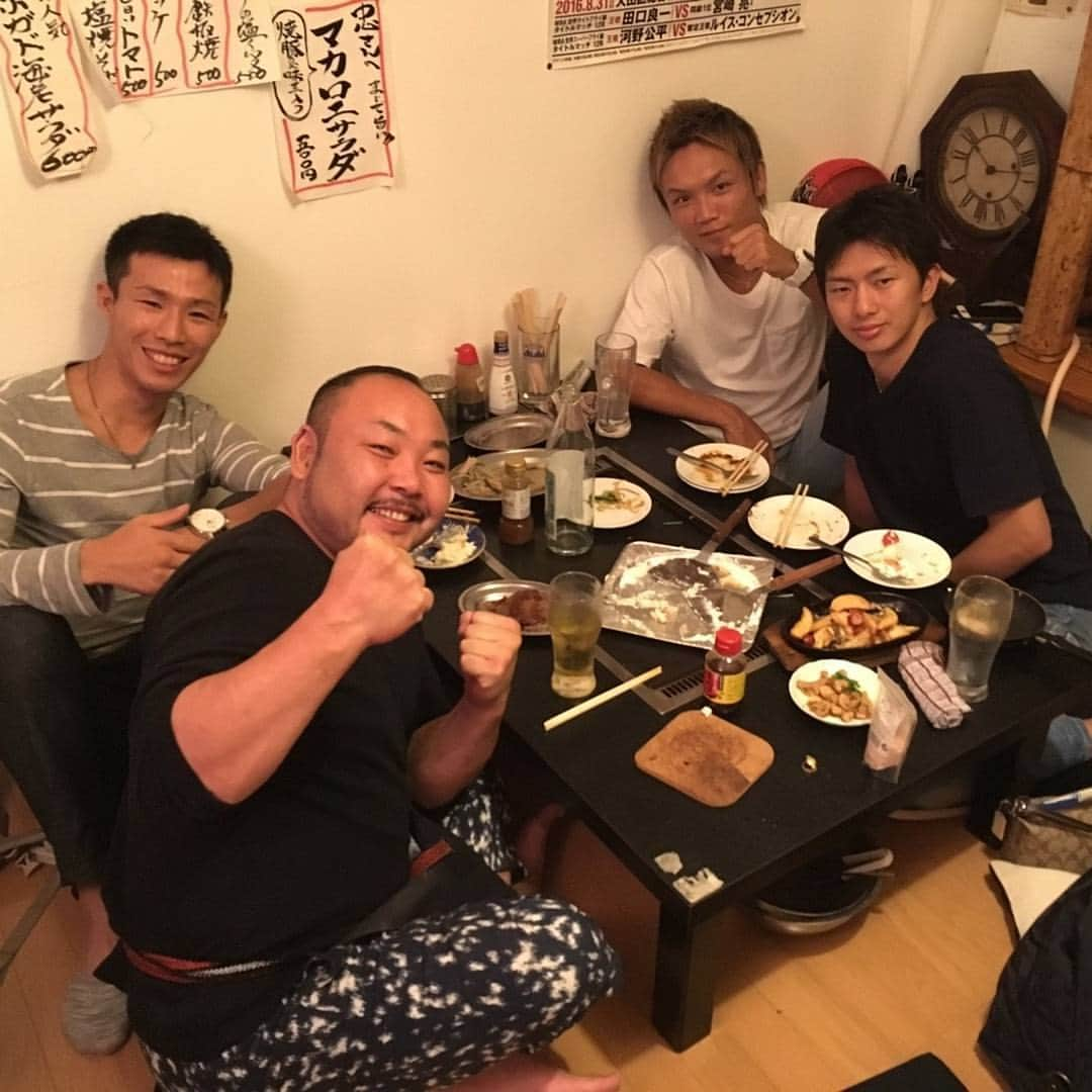 田口良一さんのインスタグラム写真 - (田口良一Instagram)「合同祝勝会！ エボの皆さんありがとうございました！ #チーム大田区 #船井龍一 #田口良一 #久我勇作 #凄いケーキ #感謝 #evolution #忠さん劇場 #とろろ焼き #マカロニサラダ」10月2日 0時41分 - ryoichitaguchi_boxing