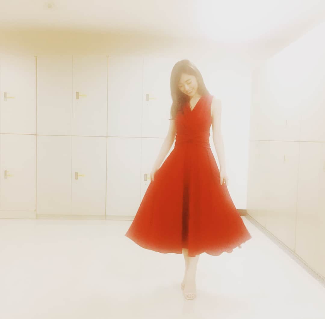 泉里香さんのインスタグラム写真 - (泉里香Instagram)「きょう19時から、日本テレビ 「うわっ！ダマされた大賞2017」に出演させていただきます！ ご覧ください💕 #gracecontinental#dress」10月2日 14時34分 - rika_izumi_