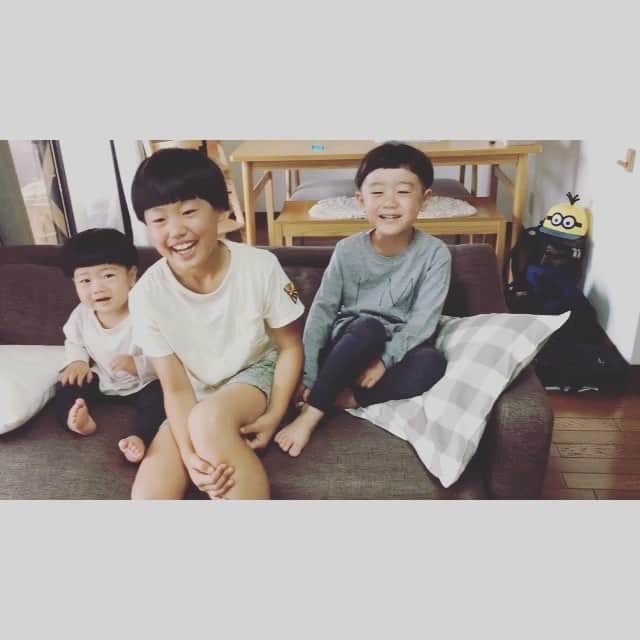 kchan0722のインスタグラム：「* クレヨンしんちゃん見て笑ってる カンタと優に合わせて とりあえずボクも笑っとこー😗な、 ソウタ（笑）オモロイ🤣💕 * #動くカンタソウタ #動くカンタ #動くソウタ #きのこヘアー な3兄弟（笑）」