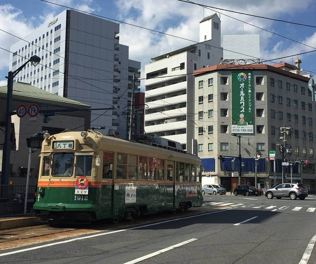 ALLHOUSE co.,ltd. @HIROSHIMAのインスタグラム：「市内電車の『カープ連覇おめでとう　ヘッドマーク』とオールハウスのでっかい看板のコラボです🎵  http://www.all-house.jp/  #広島電鉄 #白島線 #白島電停 #オールハウス #allhouse #カープ #連覇おめでとう #市内電車 #コラボ」