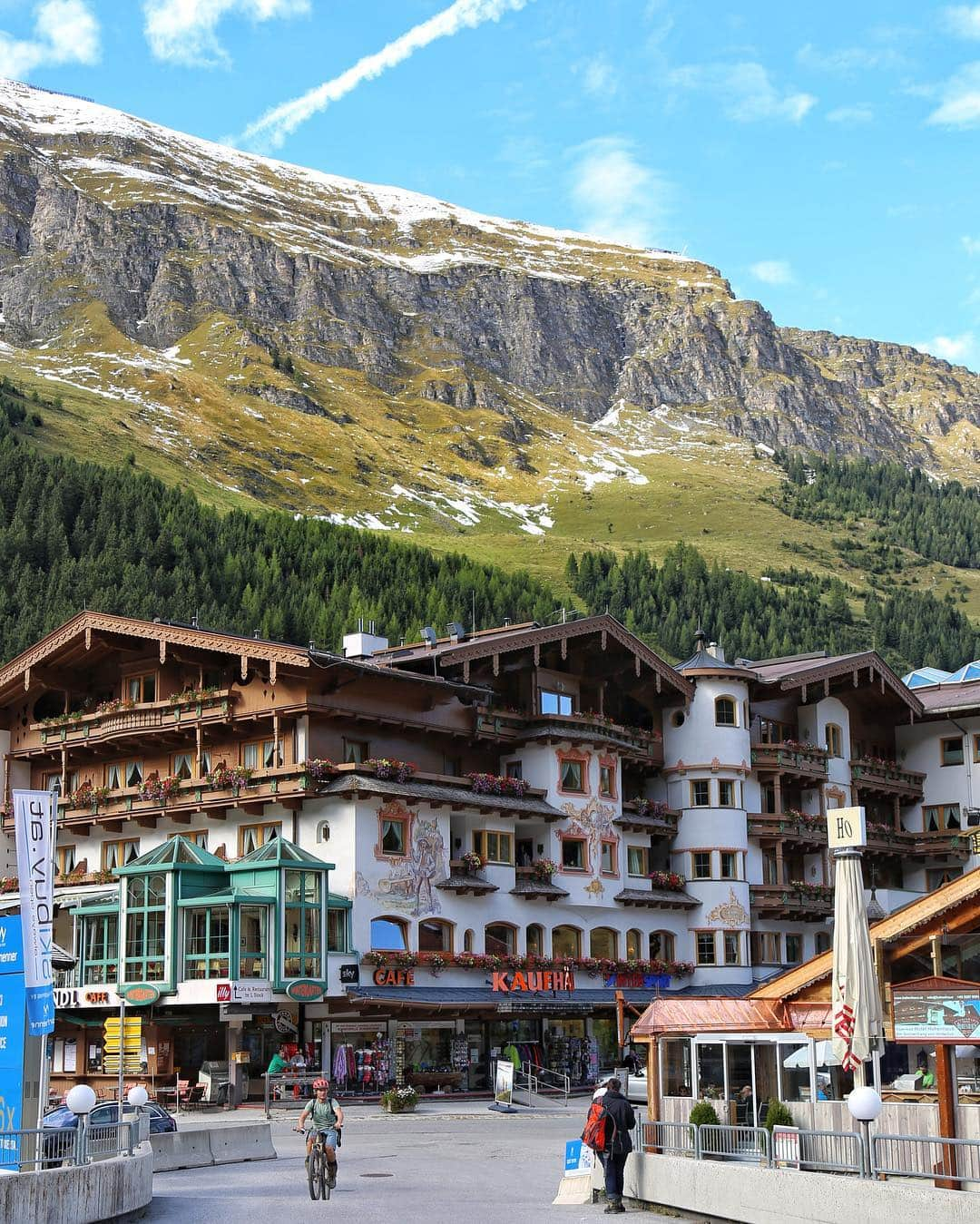 missjetsetterさんのインスタグラム写真 - (missjetsetterInstagram)「I'd give anything to live in a town surrounded by such beauty!😍🏔 Loved visiting the small towns of Zillertal in Tirol, Austria this past week with @zillertal.at 🇦🇹#feelaustria #lovetirol #STSkitzbuehel」10月2日 10時27分 - missjetsetter