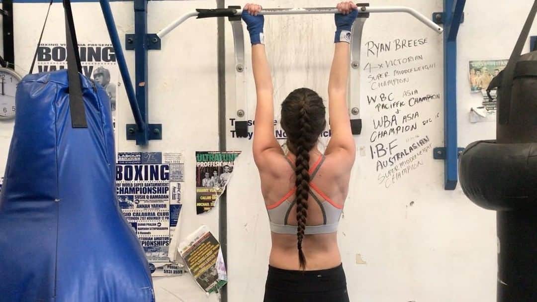 Maddie COATESのインスタグラム：「Once you start to see results, it becomes an addiction. 💪🏼 #shadowsgym #boxing #chinup @adidasau」