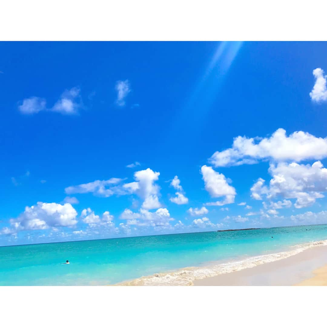 家原里佳さんのインスタグラム写真 - (家原里佳Instagram)「. . 今回は、色々と考えさせられる旅になりました🤠💗 いつも海には癒されてばかりだ😭❤️ありがと〜う🌞🙏🕊 . . #女子旅 #ハワイ #Hawaii #ホノルル #オアフ島 #海 #ワイキキビーチ #カイルアビーチ #ラニカイビーチ #beach  #ノースショア #ピルボックス #pillbox #trekking #絶景風景 #アラモアナ #shopping #ハレイワ #surfing #🏄‍♀️🏄 #aloha #drive #sweets #cafe #ufc #ufcgym #training #gymwear」10月2日 22時44分 - rikachi_1130