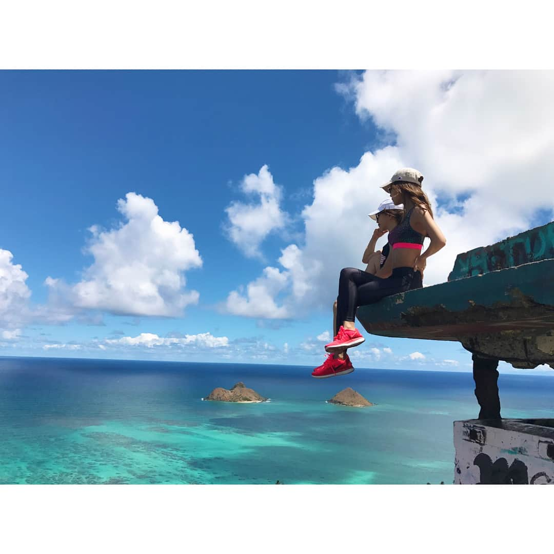 家原里佳さんのインスタグラム写真 - (家原里佳Instagram)「. . 今回は、色々と考えさせられる旅になりました🤠💗 いつも海には癒されてばかりだ😭❤️ありがと〜う🌞🙏🕊 . . #女子旅 #ハワイ #Hawaii #ホノルル #オアフ島 #海 #ワイキキビーチ #カイルアビーチ #ラニカイビーチ #beach  #ノースショア #ピルボックス #pillbox #trekking #絶景風景 #アラモアナ #shopping #ハレイワ #surfing #🏄‍♀️🏄 #aloha #drive #sweets #cafe #ufc #ufcgym #training #gymwear」10月2日 22時44分 - rikachi_1130