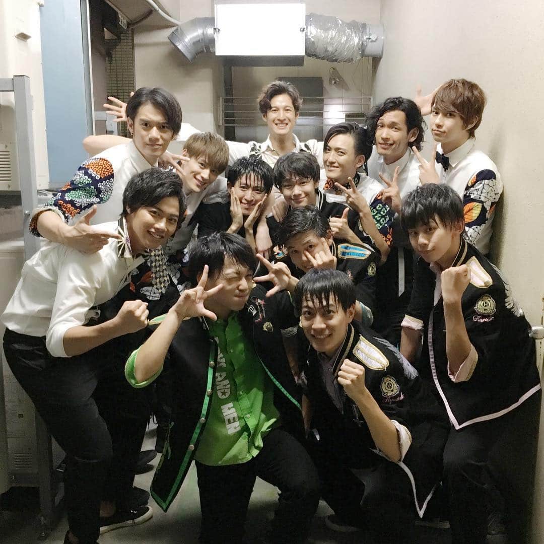 向山毅のインスタグラム：「ボイメン研究生のみんなと。すっかり仲良くなってる👍 #SOLIDEMO #BMK #collars_tokyo」