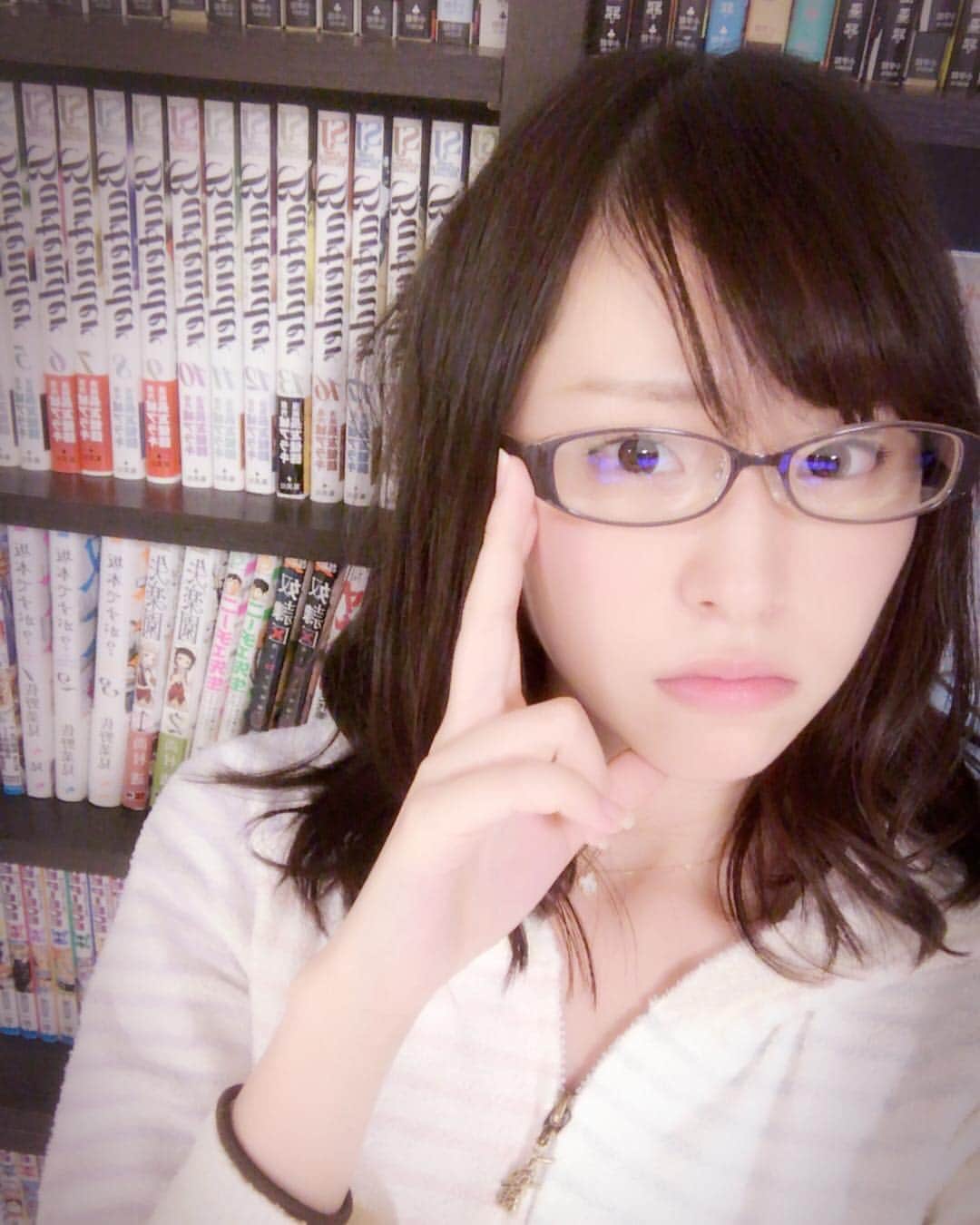 花奈澪さんのインスタグラム写真 - (花奈澪Instagram)「昨日はメガネの日。 と逆に今日はお外へ。 いってきまーす。  #メガネの日」10月2日 18時48分 - namio_dao