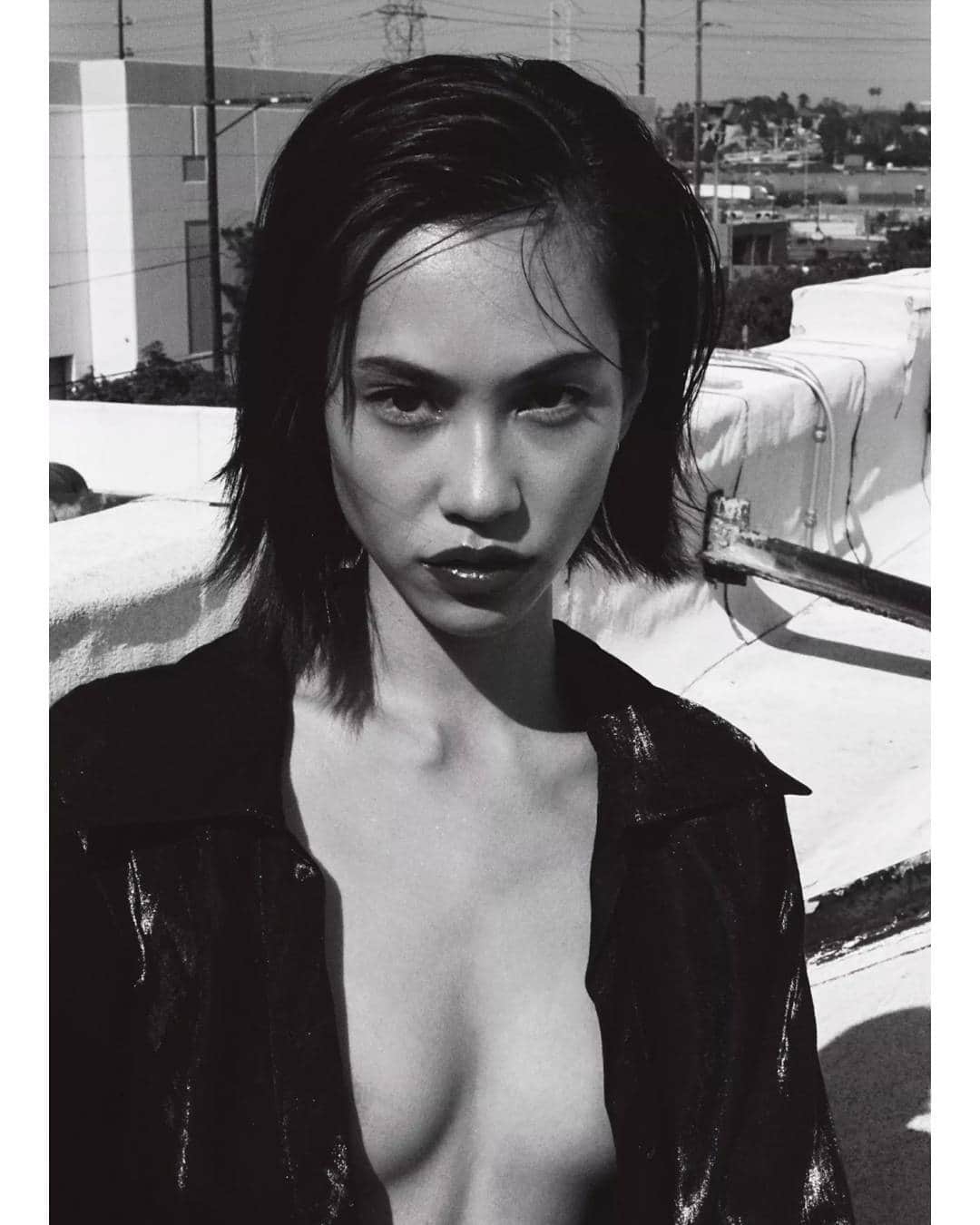 Kiko Mizuhara Fanstagramさんのインスタグラム写真 - (Kiko Mizuhara FanstagramInstagram)「プレイボーイ October 2017 no.42 Issue  Kiko in L.A.  vol.1 Down Town Dream  Photographed by #MonikaMogi  この写真たちは、全てLAで 私の友達のモニカに撮影されたものだ。 これから皆様に見ていただく私は、今の私だ。 26歳。女。 LAでたくさん考えさせられた。 悩んだ。学んだ。感じた。 感情が爆発していた。 情熱が沸々と湧き出した。 自分の変化に日々、ドキドキした。 生きていて初めて、自由という瞬間を感じたのだ。 この写真たちはその私の人生において、とても大切な瞬間。 私はこの写真たちを10年後も20年後もずっと見返すだろう。 原点に帰れるように。 水原希子  #水原希子 #kikomizuhara #mizuharakiko #kikoxxx #i_am_kiko #beautiful」10月2日 20時01分 - k_i_k_o_x_
