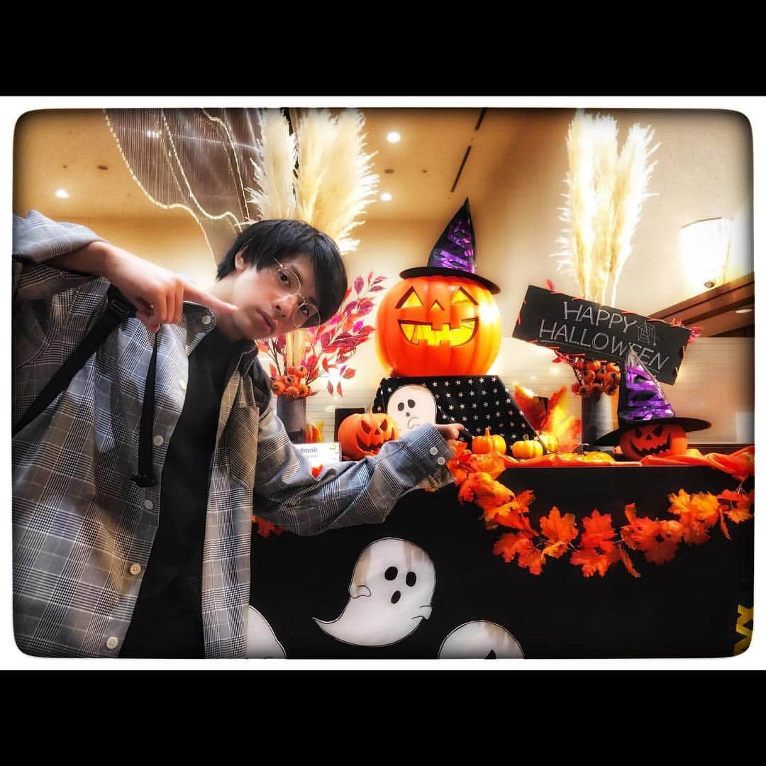 古谷大和のインスタグラム：「. . 秋のにおいがする。  朗読ありがとうございました。 #halloween  #trickortreat  #whitechapel  #ガーデンパレス  #100万回生きたねこ」