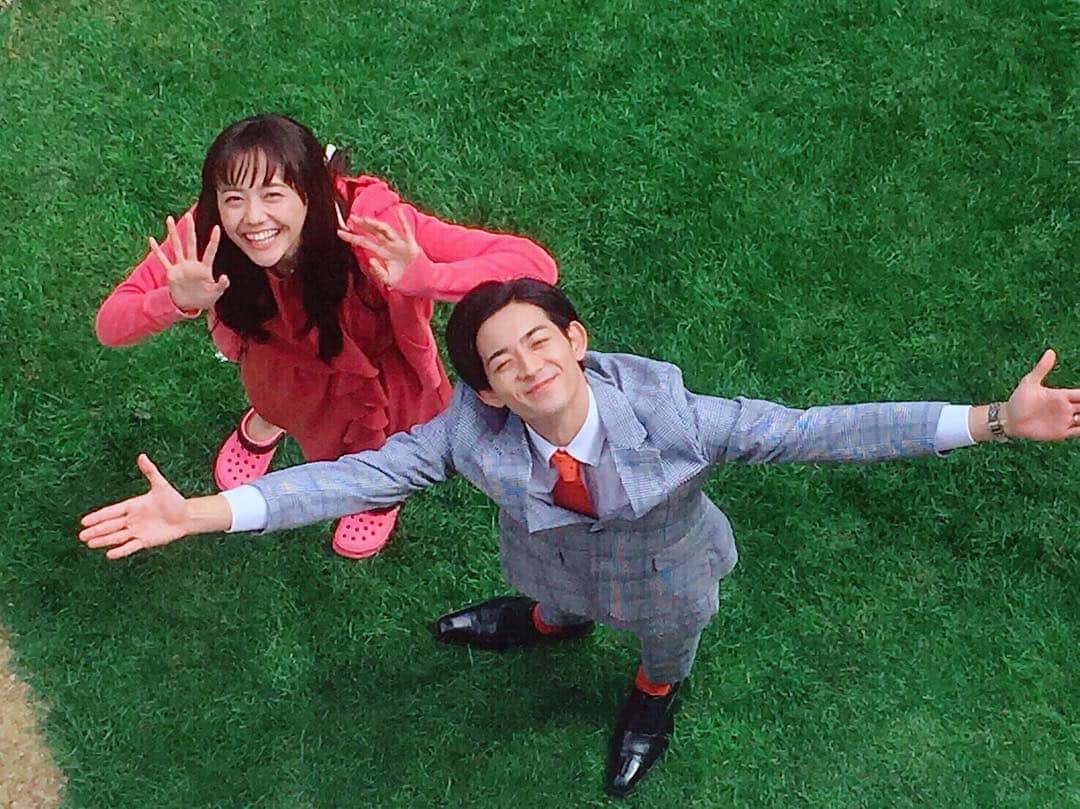 テレビ朝日「オトナ高校」のインスタグラム：「. 🦄「ようこそ、オトナ高校へ！」 🌸「一緒にエンジョイしましょう！」 . #オトナ高校 #やらみそ #テレビ朝日 #土曜ナイトドラマ #ペガサス #竜星涼 #さくら #松井愛莉 #撮影中 #オフショット #カメラに気付いた先生たち #ぎゃんかわ #眩しいのに #見上げ続けてくれる #やさしみ #さすが教師 #生徒思い #オトナ高校イイ学校✌︎ #🍒」