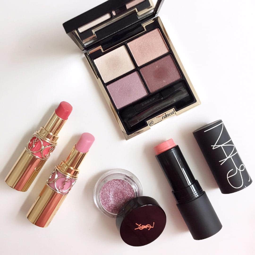 ___ranonのインスタグラム：「10/02 #make_up ＊ #suqqu  デザイニング カラーアイズ 102 優藤色 #nars マットマルティプル ANGUILLA #ysl クチュールホログラムパウダー 54 ルージュヴォリュプテシャイン 08.62 ＊ 優藤色にyslのホロを合わせるのが好きなんです〜 くすみパープルのグラデを作って瞼の中央にホロを指で付けました♡ ＊ リップはローズピンクを全体に塗って上からピンクラメがたっぷりの62を重ねました！ ＊ そんなことより！！ ストーリー見ていただけたでしょうか？？ UK NARSよりあの伝説のクリストファーケインコラボが再びです！！ 届くまで1週間ちょい…そわそわしてました… また詳しくpostしたいと思います！ スウォッチも早くしたいのですが、尊すぎて当分は触れそうにないです… ＊ #今日のメイク #コスメ #メイク #cosme #化粧品 #スック #ナーズ #イヴサンローラン #今日のコスメ #アイシャドウ #チーク #リップ #化粧」