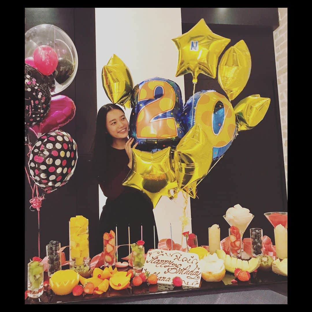 杉咲花のインスタグラム：「ありがとうございます。 最高の、人生を ままがくれた とうとう20年目がはじまった ままのもとに生まれてこられたことが、いちばん、幸せ。だいすき。本当にありがとう。 そして、みんな、ありがとう。ございます。 わたしと出会ってくれて。 心から、どうもありがとう。 これからもっともっと頑張る。頑張るぞーー！！ あーー！やった！！ 20歳なれた！やったやった！！！！」