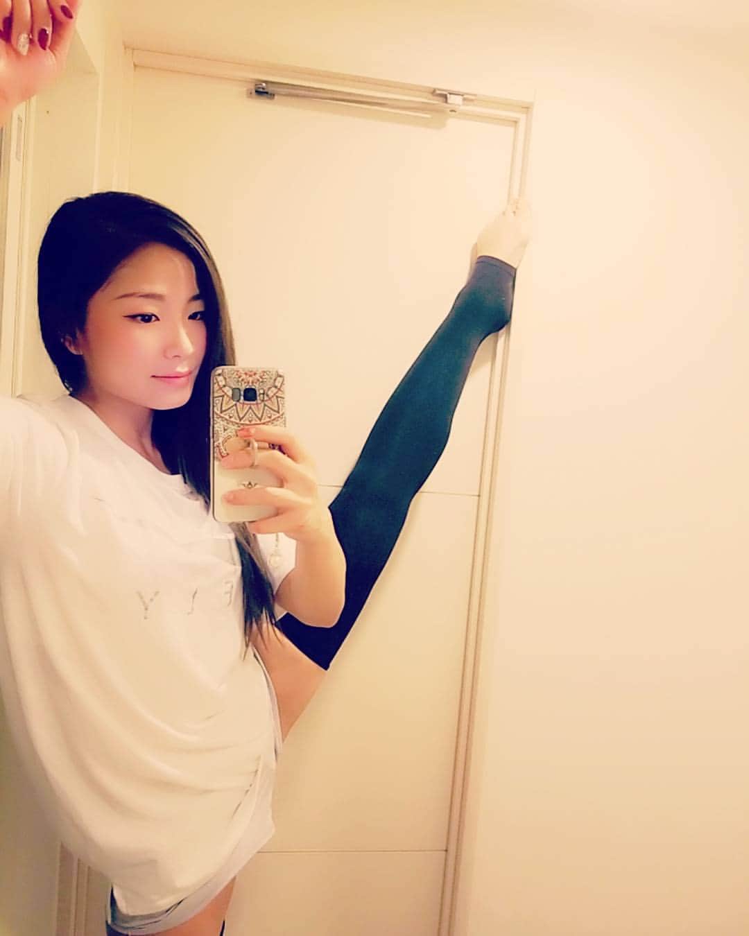 永吉令奈のインスタグラム：「朝のストレッチ。 良いポジション見つけた(笑)  ストレッチは代謝をあげてくれる有酸素運動と同じなんですって✨  足に着用してるのは、 #ミスユニバースジャパン オフィシャルスポンサーのレグスリム様から頂いたおやすみ用の引き締めソックス💓  #ストレッチ #朝の体操 #レグスリム #引き締めソックス #ミスコンテスト #ミスユニバース神奈川  #health #fitness #fit #fitnessmodel #fitnessaddict #fitspo #workout #bodybuilding #cardio #gym #train #training #photooftheday #health #healthy #instahealth #healthychoices  #instagood #determination #lifestyle #diet」