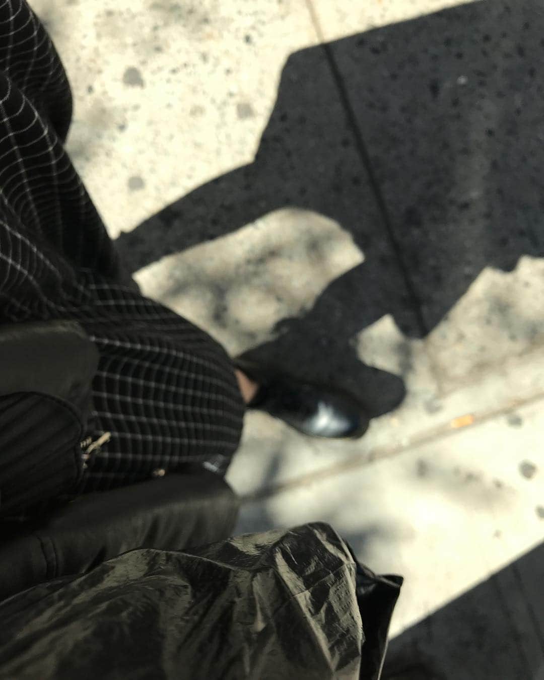 丹羽麻由美さんのインスタグラム写真 - (丹羽麻由美Instagram)「ポケットからiPhone を出すときにカメラが起動しちゃってて勝手に撮れた写真。 ひとりで、いろんなこと考えながら街中歩いてる。しっかり立っていないと流されて消えて無くなってしまいそうなこの街で。 #nonfilter #walking #myself #bestrong」10月3日 2時28分 - mayumi912