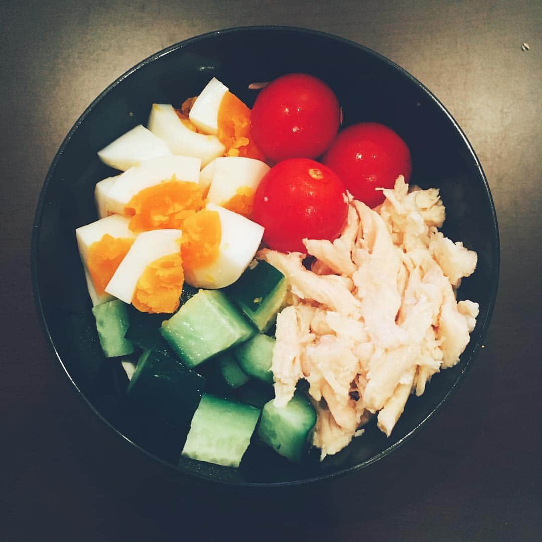aya onoさんのインスタグラム写真 - (aya onoInstagram)「久々の #あやてんご飯 完全に絞り期に入ってます きゅうり、トマト、卵、ささみの下はキャベツ。 プラス玄米おにぎり🍙 #お弁当 #ランチ #lunch  #おうちごはん #料理女子  #ヘルシー #料理 #ダイエット  #diet #japanesegirl #japanese #リビト #LIVITO #ミスユニバース岐阜 #ミスユニバースジャパン岐阜  #ミスユニバース #missuniverse  #フィットネス女子 #トレーニング女子 #筋トレ女子 #モデル #model #名古屋モデル #instagood  #instafood  #fitnessgirl  #fitnessmodel #breakfast  #朝ごはん」10月3日 18時31分 - onoaya_official