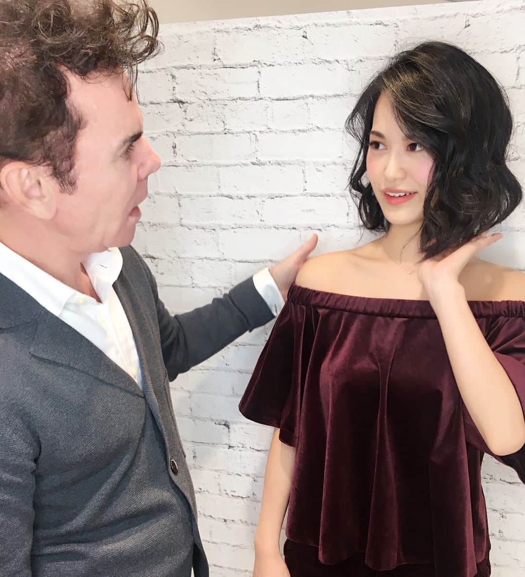 七尾エレナのインスタグラム：「STEPHEN KNOLL 新商品 クレンジングコンディショナーで 髪を洗い、スタイリングしてもらいました。 ＊ NYで活躍されているトップスタイリスト Stephen Knoll 氏 本人が来日されていて 個別にスタイリングチェックを✨ ＊ シャンプー、コンディショナー 地肌ケアが全て1本でできてしまうので ズボラな私にはありがたい商品^ ^ ＊ #air青山 #スティーブンノル #stephenknoll #ヘアケア #クレンジングコンディショナー #地肌ケア #PR」