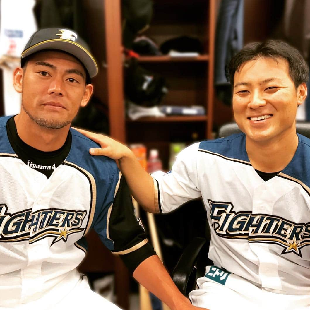 北海道日本ハムファイターズさんのインスタグラム写真 - (北海道日本ハムファイターズInstagram)「仲間 #lovefighters #宇宙一のその先へ #二遊間 #20年間 #一緒に守った #仲間 #飯山裕志 #お疲れ様でした！」10月3日 17時32分 - fighters_official