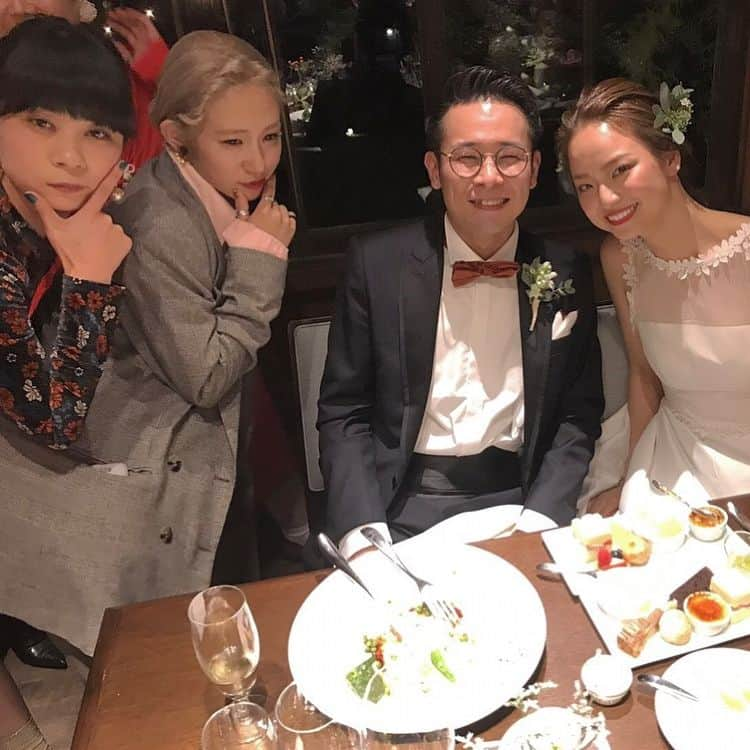 Manitasさんのインスタグラム写真 - (ManitasInstagram)「10/2 杉本莉里子結婚式 昨日は文化の時の親友りりおさんの結婚式でした 仲良い子が結婚式を挙げるのは初めてで、なんなら結婚式に行くのが初めてで、今まで結婚式バージンを取っておいたのも仲良い子の式が初めてがよかたからこの日のためにとっておきました 10/2に世界一きれいなりりの姿を見れてとてもしあわせでした😌💓 文女うるさすぎたなぁ〜久しぶりにみんなで集まれてたのしかたなぁ〜としみじみ。。。 たくさん写真載せまくります👰🏼💒💐💭 #10月2日 #happywedding #杉本莉里子 #昨日世界一きれいな花嫁が鎌倉にいた #結婚式バージンをりりのまで取っておいてよかった #たくさんの自然がある場所でとてもいい結婚式でした #まには常に旦那カズの隣をキープしてました #りりよりカズ派です #なんて #でもカズはメガネかけない方がいいと思います #文女うるさすぎて神聖な場所にはやっぱり不向きだと思いました #爆笑 #圧倒的にモンスター扱いでした #久しぶりにみんなで集まれてとても楽しかったね #普通に飲み行こうね #お酒飲みすぎたせいか体調不良ですが今日もがんばります #なんかいい写真たくさん撮れたなぁ #写真楽しいなぁ」10月3日 10時02分 - manitassssss