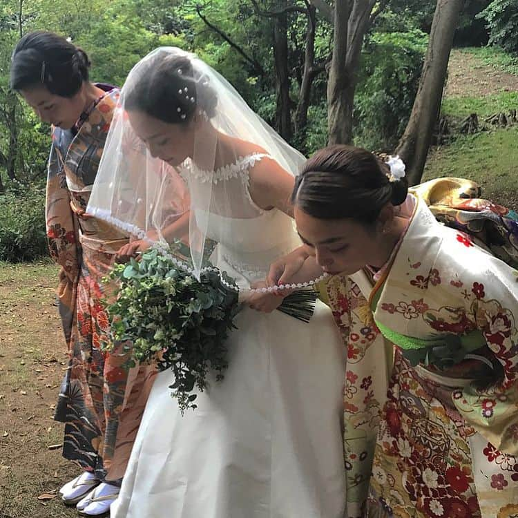 Manitasさんのインスタグラム写真 - (ManitasInstagram)「10/2 杉本莉里子結婚式 昨日は文化の時の親友りりおさんの結婚式でした 仲良い子が結婚式を挙げるのは初めてで、なんなら結婚式に行くのが初めてで、今まで結婚式バージンを取っておいたのも仲良い子の式が初めてがよかたからこの日のためにとっておきました 10/2に世界一きれいなりりの姿を見れてとてもしあわせでした😌💓 文女うるさすぎたなぁ〜久しぶりにみんなで集まれてたのしかたなぁ〜としみじみ。。。 たくさん写真載せまくります👰🏼💒💐💭 #10月2日 #happywedding #杉本莉里子 #昨日世界一きれいな花嫁が鎌倉にいた #結婚式バージンをりりのまで取っておいてよかった #たくさんの自然がある場所でとてもいい結婚式でした #まには常に旦那カズの隣をキープしてました #りりよりカズ派です #なんて #でもカズはメガネかけない方がいいと思います #文女うるさすぎて神聖な場所にはやっぱり不向きだと思いました #爆笑 #圧倒的にモンスター扱いでした #久しぶりにみんなで集まれてとても楽しかったね #普通に飲み行こうね #お酒飲みすぎたせいか体調不良ですが今日もがんばります #なんかいい写真たくさん撮れたなぁ #写真楽しいなぁ」10月3日 10時02分 - manitassssss