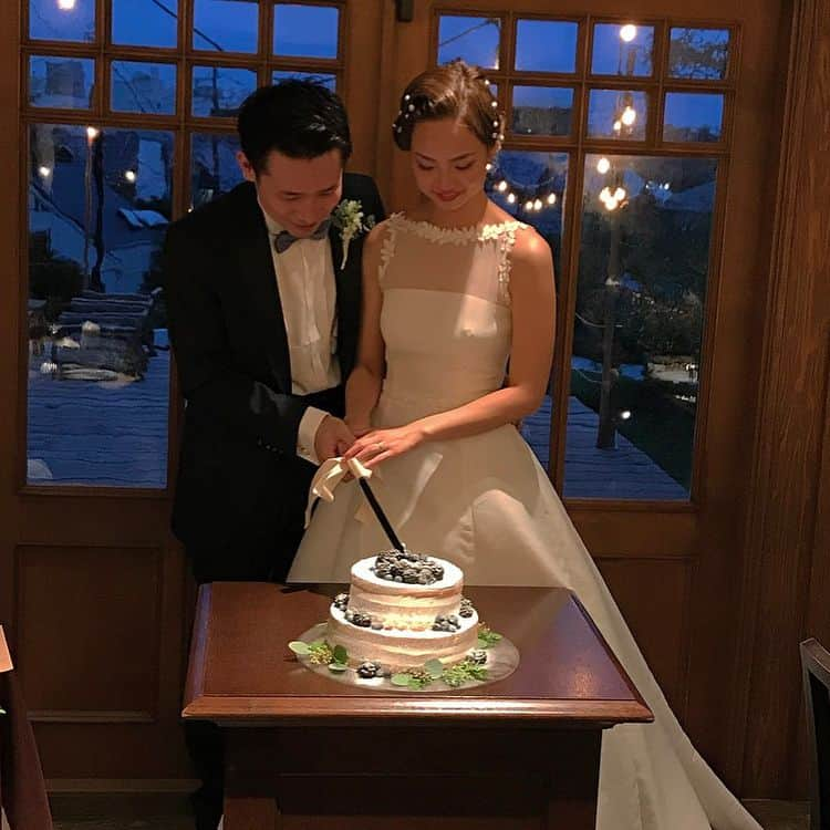 Manitasさんのインスタグラム写真 - (ManitasInstagram)「10/2 杉本莉里子結婚式 昨日は文化の時の親友りりおさんの結婚式でした 仲良い子が結婚式を挙げるのは初めてで、なんなら結婚式に行くのが初めてで、今まで結婚式バージンを取っておいたのも仲良い子の式が初めてがよかたからこの日のためにとっておきました 10/2に世界一きれいなりりの姿を見れてとてもしあわせでした😌💓 文女うるさすぎたなぁ〜久しぶりにみんなで集まれてたのしかたなぁ〜としみじみ。。。 たくさん写真載せまくります👰🏼💒💐💭 #10月2日 #happywedding #杉本莉里子 #昨日世界一きれいな花嫁が鎌倉にいた #結婚式バージンをりりのまで取っておいてよかった #たくさんの自然がある場所でとてもいい結婚式でした #まには常に旦那カズの隣をキープしてました #りりよりカズ派です #なんて #でもカズはメガネかけない方がいいと思います #文女うるさすぎて神聖な場所にはやっぱり不向きだと思いました #爆笑 #圧倒的にモンスター扱いでした #久しぶりにみんなで集まれてとても楽しかったね #普通に飲み行こうね #お酒飲みすぎたせいか体調不良ですが今日もがんばります #なんかいい写真たくさん撮れたなぁ #写真楽しいなぁ」10月3日 10時02分 - manitassssss