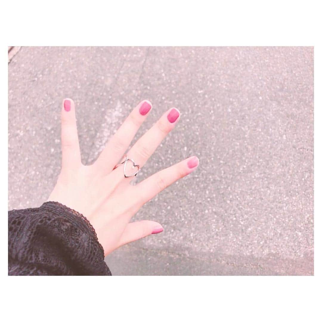 伊藤彩沙さんのインスタグラム写真 - (伊藤彩沙Instagram)「最近いちばんお気に入りの指輪💍 ハンドメイドのお店で買いました。 みっつのハートに囲まれてるのです♡♡♡ なかなか気に入ったものに出会えないから大事に使おう♪ アクセサリーは指輪とブレスレットとイヤリングがすきでよくつけてるよ😊 そして久しぶりにマニキュア塗りました。ピンクベージュ。秋。 #やたらと小指が長いけど #歩いて撮ったからと思われる  #ring #指輪 #heart #ハート」10月3日 11時26分 - ayasacream