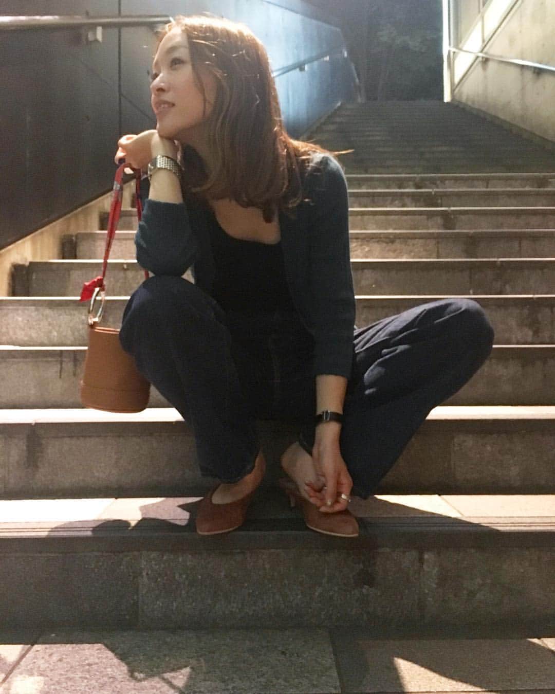 野尻美穂のインスタグラム：「カーディガンも今年の気分。 大人っぽくしたいけど結局ダメ。🤣 #座り方🤷🏼‍♀️」