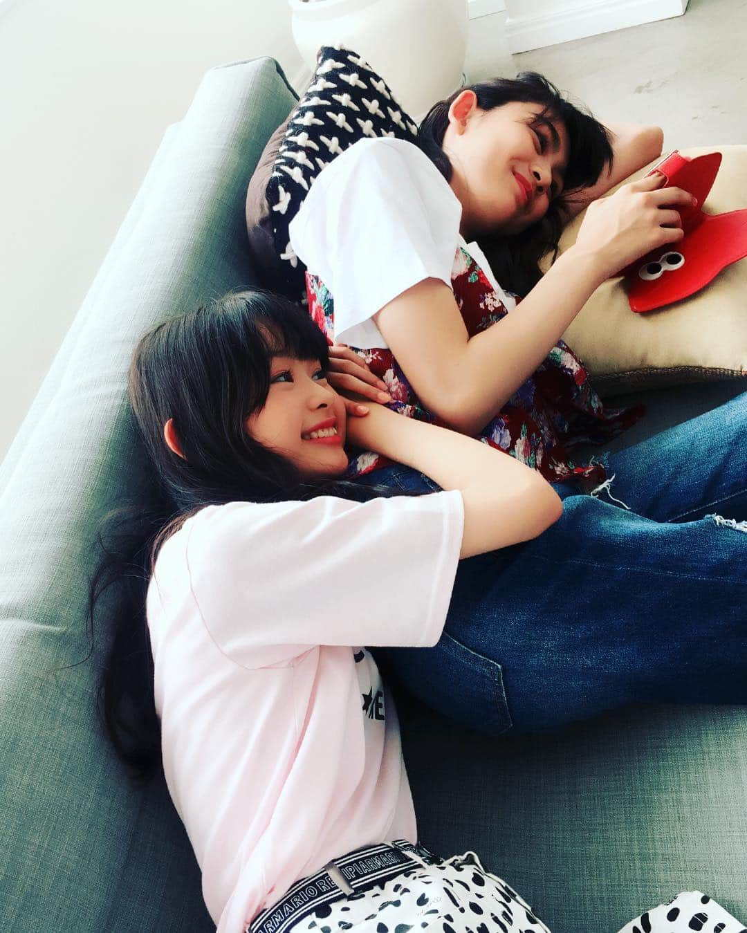 ニコ☆プチのインスタグラム：「ぐでたまなふたり〜(￣∇￣) #九州コンビ #マナは熊本 #キノンは福岡 #ちょっと前のオフショ」