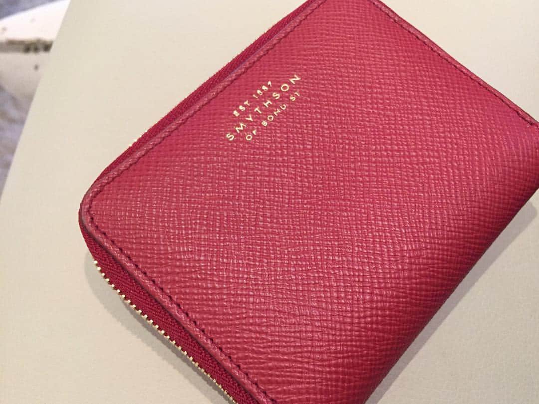 小野恵美さんのインスタグラム写真 - (小野恵美Instagram)「#smythson の小さめなお財布✨ イギリスのロンドン本店で自分へのお土産に買ったもの。 長財布を普段使いしてますが、小さいカバンや旅行の時はこの子を使ってます😊 お気に入り😘 #smythson #スマイソン#お財布 #🇬🇧」10月3日 15時43分 - onoemi_official