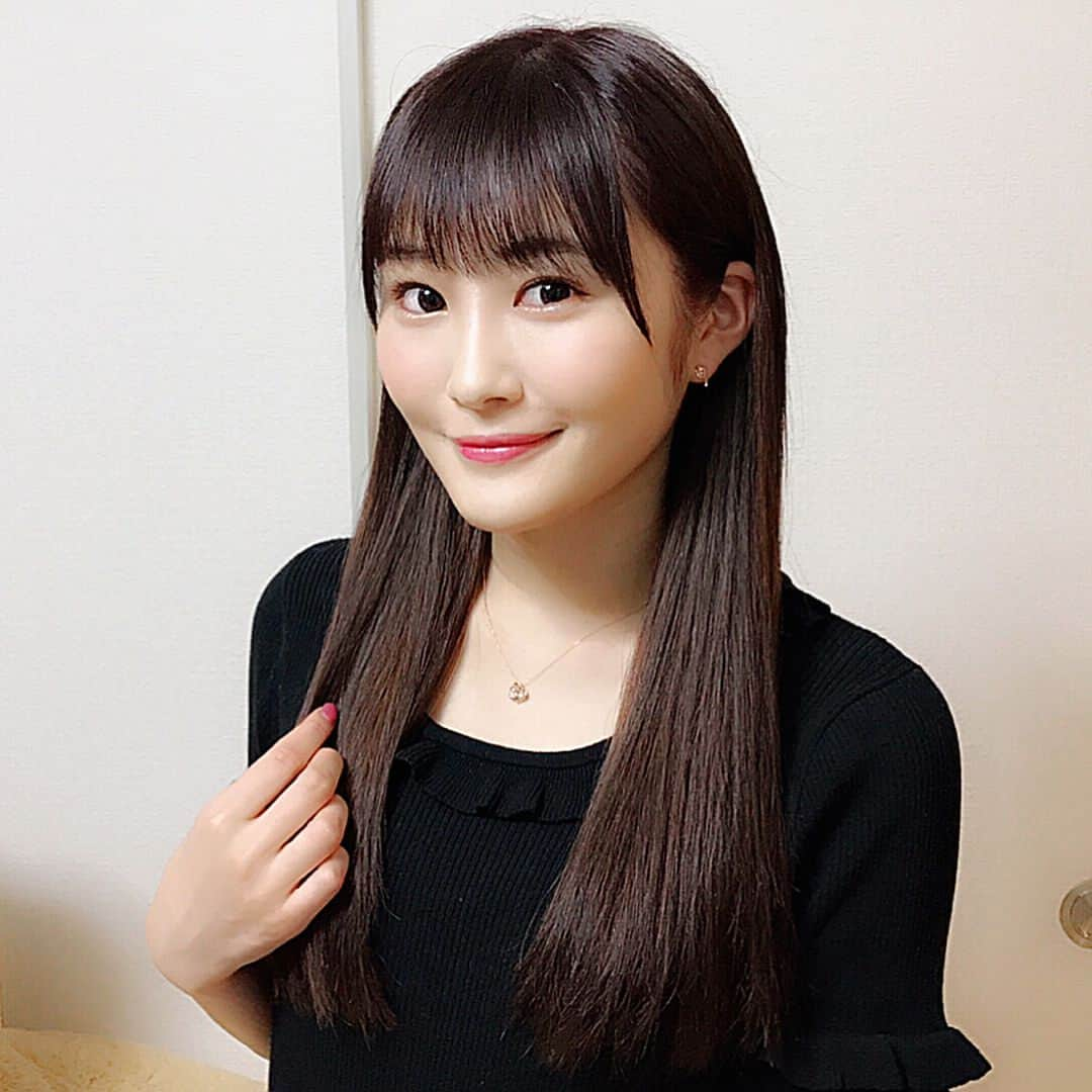 川上礼奈のインスタグラム：「. 髪色変えてエクステつけました♡ 久々にピンク系の髪色に♡ エクステもサラサラでいい感じ♡ #スライドしてね ♡」