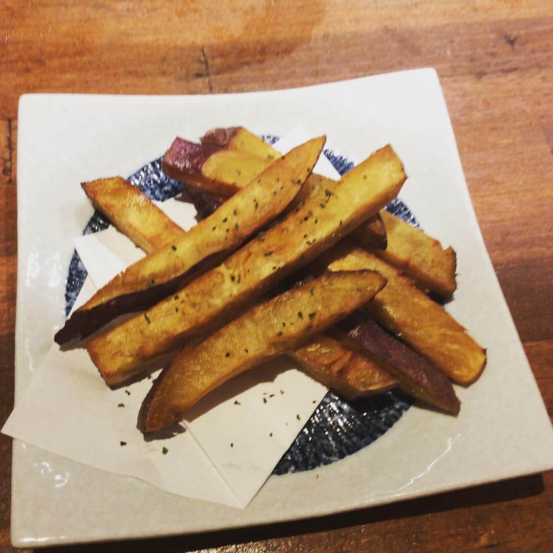 九州うまか新大阪店のインスタグラム：「甘くて美味しい甘藷スティック揚げです‼️ ちょっと甘いの食べたくなった時にぜひ👍👍😋 #九州うまか#新大阪#個室#宴会#居酒屋#泳ぎイカ#馬刺し#甘藷」