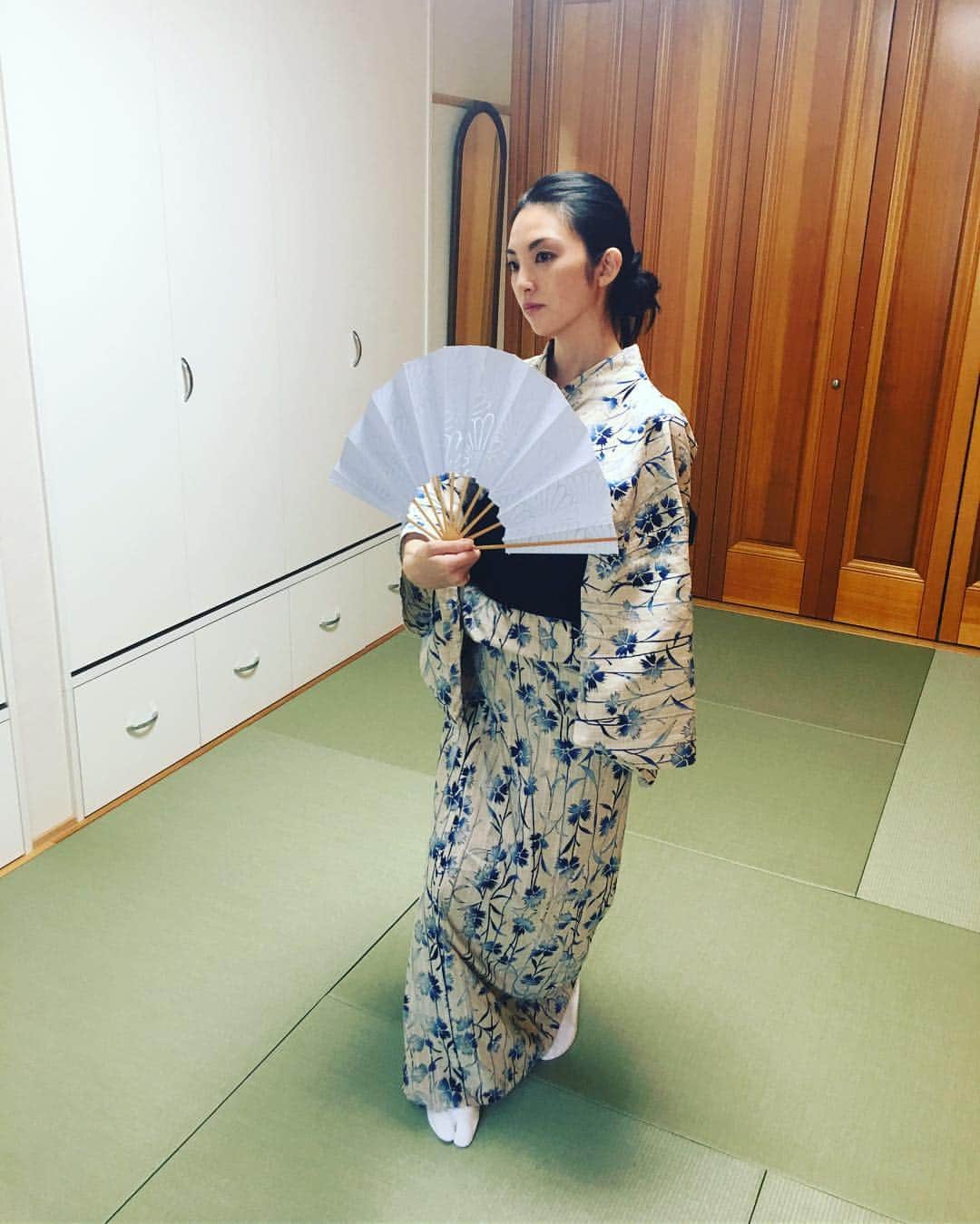 田中麗奈さんのインスタグラム写真 - (田中麗奈Instagram)「舞台公演中の現在さすがに日舞のお稽古は行けてないのですが、、踊りたいな。  昨日で20ステージを終えました。残り36ステージ。 最後まで魂込めて、極楽太夫をやりきりたい。」10月3日 22時46分 - renatanaka07