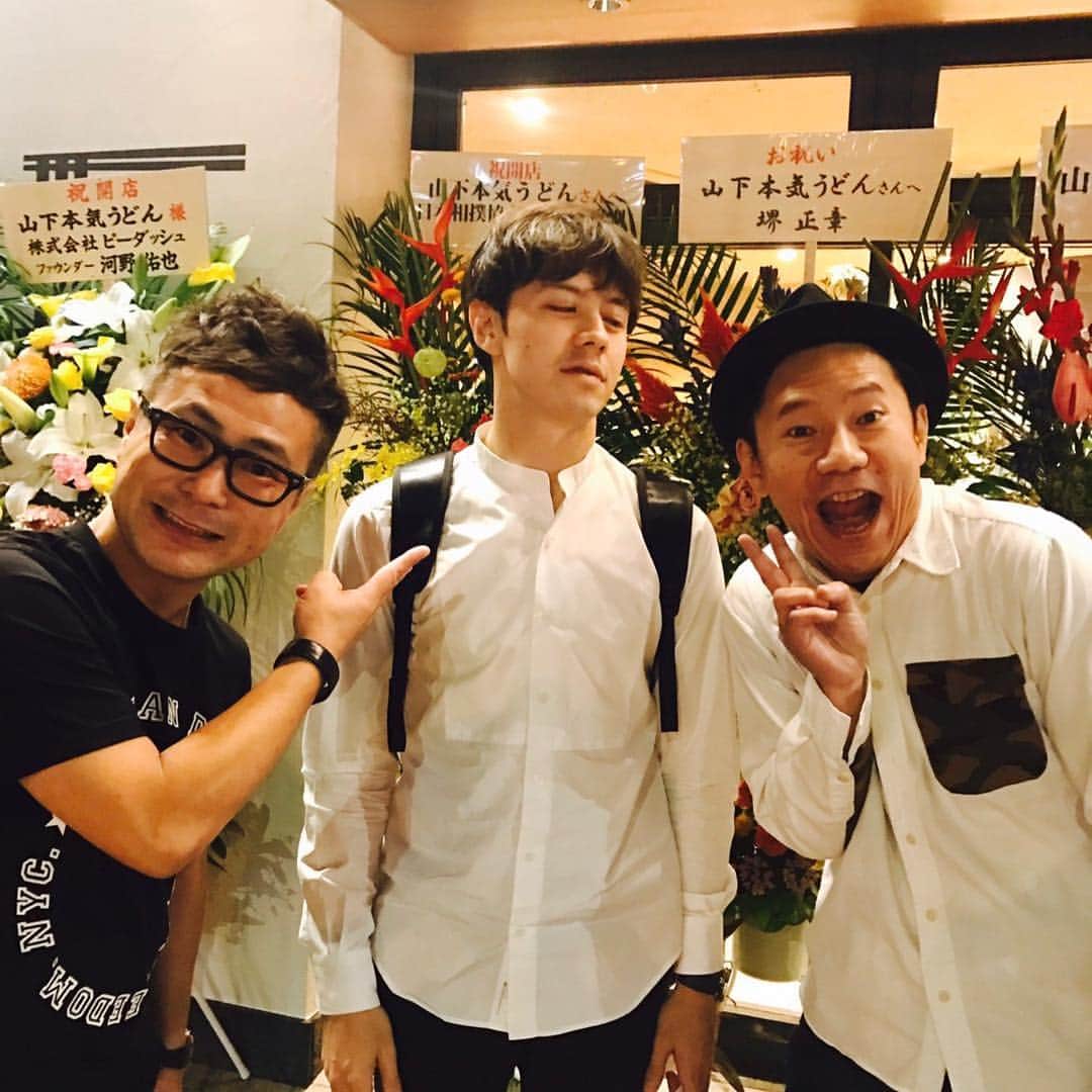 山下しげのりのインスタグラム：「明日、10/4 午前11時から山下本気うどんの2号店が渋谷並木橋にオープンいたします！ウエンツさんも喜んでくれてます。並木橋の交差点です。東京都渋谷区渋谷3-15-8 並木橋ビル 営業時間11：00～23：00（ＬＯ22：30）月～金11：00～22：00（ＬＯ21：30）土、日 皆様の御来店お待ちしております。」