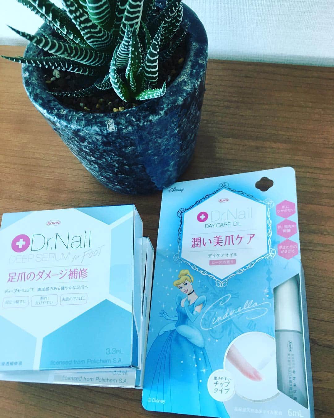 笛木優子のインスタグラム：「爪の乾燥が気になる季節💅 限定 シンデレラパッケージ ネイルオイル  足爪用のディープセラム  出たよ😘 #ドクターネイル#ディープセラム #ネイルケア#シンデレラ#コーワ」