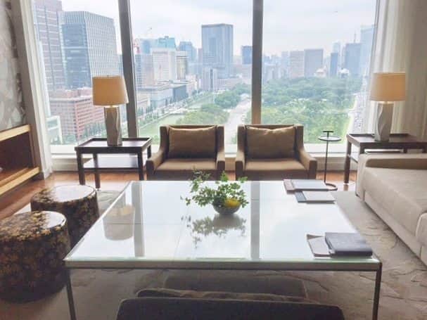 Palace Hotel Tokyo / パレスホテル東京さんのインスタグラム写真 - (Palace Hotel Tokyo / パレスホテル東京Instagram)「Spend a relaxing day in our Palace Suite with this picturesque view of Tokyo. ホテルの最高級スイート、パレススイートからは水と緑が豊かな丸の内が一望できます。  #amazingview #picturesque #roomwithaview #hotelsuite #suiteroom #Tokyoskyline #Marunouchi #PalaceSuite #PalaceHotelTokyo #スイートルーム #眺めのいい部屋 #緑の景色 #最高級 #丸の内 #パレススイート #パレスホテル東京」10月4日 12時13分 - palacehoteltokyo