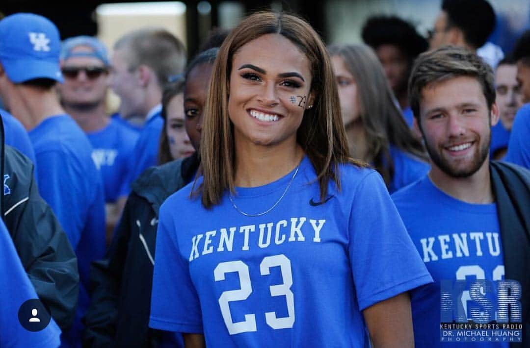 シドニー・マクローリンのインスタグラム：「Heyyyyyy 💙🤘🏽 #23」