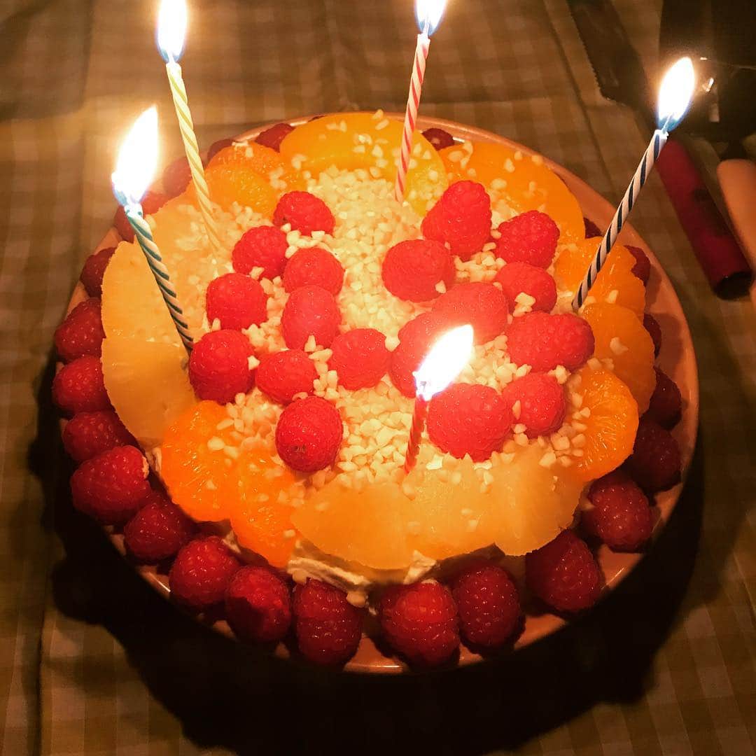 荒井祭里さんのインスタグラム写真 - (荒井祭里Instagram)「昨日はお父さんの誕生日もあった！🎂 #10月3日#とーさん#ケーキ#おめでとう」10月4日 7時27分 - _matsubokkuri_
