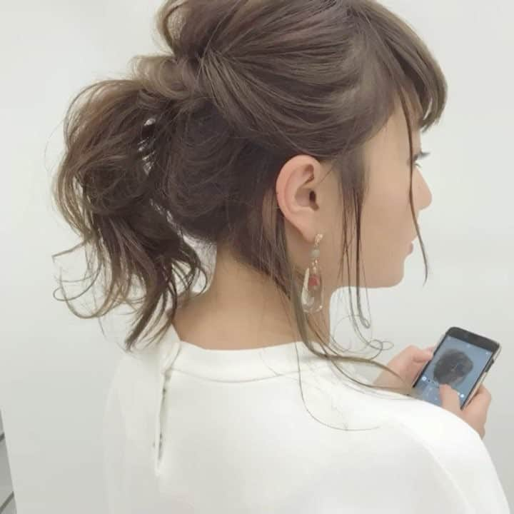 TWiGGY×ピクサムFのインスタグラム：「先日松山でヘアカラー&ヘアアレンジセミナーを開催しました♪ ・ 🔁 @skp_takataka ・ ・ #ファイバープレックス を使い#シークレットハイライト 入れてます。 ・ model Before/新生部2㎝/既染部/9トーン/普通毛/女性像（ナチュラル/カジュアル） ・ ハイライト/ブリーチ:ファイバープレックス（1:5%）OX6%3倍 表面を外して極細チップオールウィービング。 ↓ □根元:PTBe10:OX6%×2倍 毛先:T-PA:3%OX×2倍 ワンメイク ・  巻いた時や、アレンジした時に立体感が欲しいので、細めのシークレットハイライトを。 シークレットハイライトを目立たせたかったので、 トリートメントカラーのみをオン。 ・ #松山セミナー  #ファイバープレックス #グラデーションカラー #セレクトベージュ #ピクサムカラー #クールベージュ #ハイライト #バレイヤージュ #アレンジ #ヘアアレンジ#ヘアセット #アレンジヘア #巻き髪  #外国人風 #外国人風カラー #美容師  #hair #haircolor #schwarzkopf #シュワルツコフ  #igora #igoraroyal  #スーパーナチュラル」