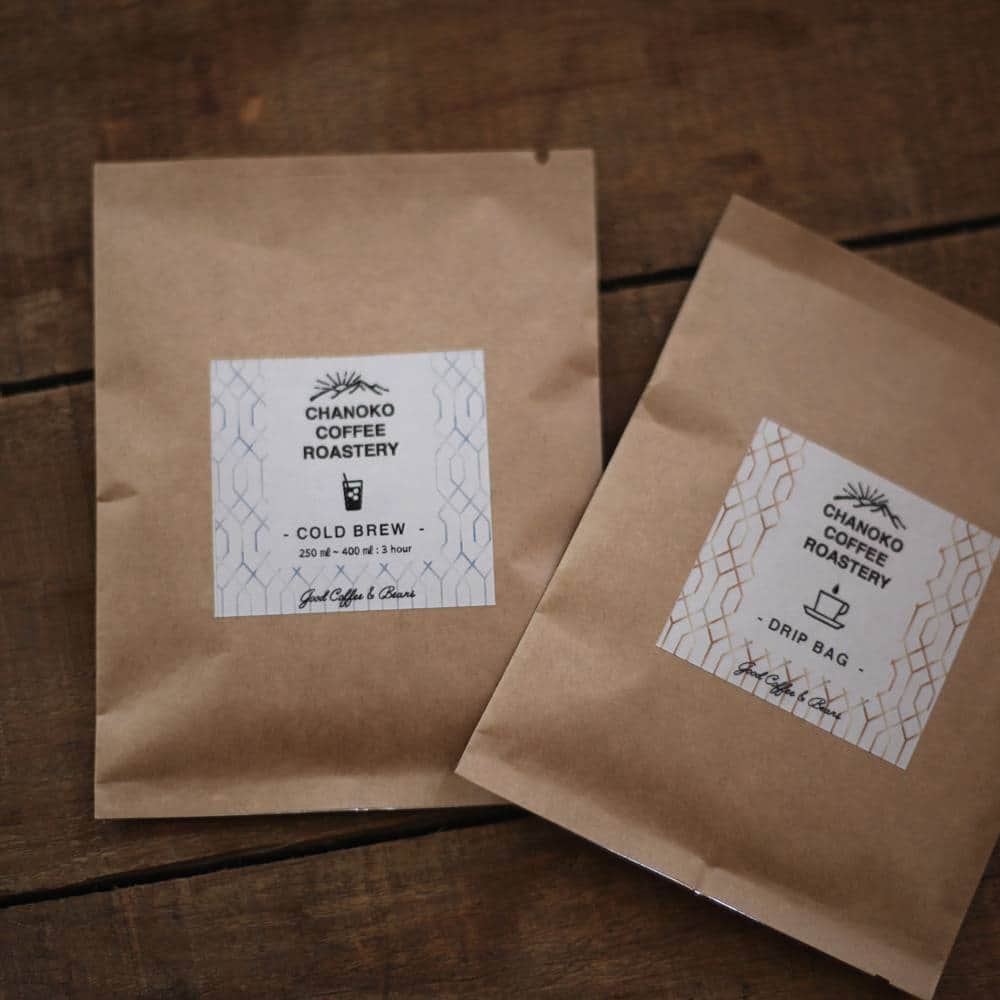 Slorn （スローン）のインスタグラム：「奥沢（自由が丘）にある「CHANOKO COFFEE ROASTERY」がSlorn加盟店に！ これを記念して、「CHANOKO COFFEE ROASTERYハローキャンペーン」が始まりました！ お店に行ってSlornアプリでチェックインすると、オリジナルDripBag（ホット用もしくは水出し用）をひとつプレゼント！ 現在開催中のWキャンペーンの対象店でもありますので、是非、足をお運び下さい！ ■ハローキャンペーン期間： 〜10月31日（火）まで Slornアプリのダウンロードは、プロフィールのリンクからどうぞ！ #coffee  #cafe  #Slorn  #コーヒー  #カフェ #SPECIALTYCOFFEE  #スペシャルティコーヒー #ハローキャンペーン #Wキャンペーン」