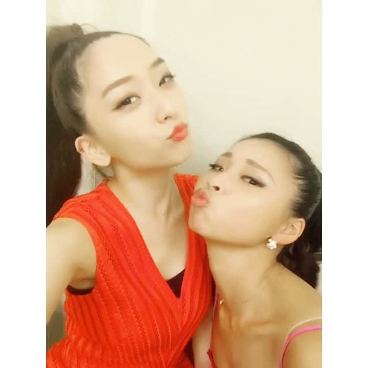 三井智雅のインスタグラム：「AOIの結婚式の二次会💍♥️ 二次会ではL.D.Tで余興🎼 10年前のネタ踊った😎 VENOMのCHILLさんからの『チーム作って踊りぃや♪』 の一言がきっかけで始まったL.D.T。 忘れもしないstudio A-Sh♥️ このネタの時はまだAOIとYUNAちゃん⤴︎と私の3人で 一曲はCHILLさんが振り付けしてくれたなぁ😌💓💓 . 衣装も再現してサプライズにBeyonceも🕺✨ 私は東京で大阪の皆とは練習そんなに出来なかったけど ERIKAが大阪で引っ張ってくれたから完璧🤣💓 やっぱり皆と踊るの楽しい！ AOIも揃って一緒に踊りたかったけどプンニーさんはまた今度♥️ . L.D.Tがかなりお世話になった、この方がいなかったらReipiはL.D.Tに居なかった！！師匠🙏🏻 @downynori さんに AOIの結婚式にL.D.Tを見てもらえて嬉しくて意味のある瞬間に感動でした🙈💓 . 他にも久々に大阪の皆に会えてホッコリ☺️ AOIの周りには皆同じ空気感の人が集まってて🌈 類は友を呼ぶんだなと😌💕💕 また無駄にOCAT練がしたい（笑） 私の青春時代楽しかったのはAOIがいてくれたから♥️♥️♥️ らぶ。 . #weddingparty #wedding  #osaka  #LDT #ホテルモントレ大阪 #新郎新婦は二次会までの間アンビリバボー見てたらしいw  #もう皆に会いたい #studioash」