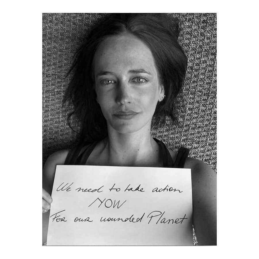 マリオン・コティヤールのインスタグラム：「Thank you Eva 🙏🏻♥️♥️♥️ #repost @evagreenweb ・・・ Calling upon our world leaders to not regress to our old problematic system is one thing, but changing the world must come from within us all. Whether the positive changes you personally choose to do are big or small, it would certainly be a step to the right direction — one that would not only impact your life and those around you but the world as a whole.  Join me and my friends, and tell us about your promises and plans to change the world and the future. Post a photo of yourself completing the sentence “#TheTimeHasCome....... “. Don’t forget to mention your country and make sure to tag me, @marioncotillard and @fondationnh. I will repost the best plans I see ✌🏼💚」