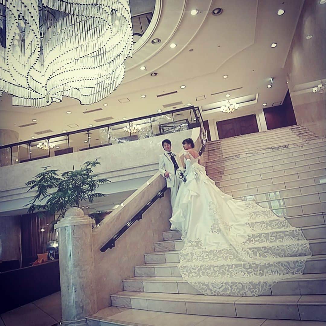 のインスタグラム：「前撮り×人気の大階段✨ ご家族様もご見学可能です😌  早くこの事態が終息しますように…  #ロイヤルホールヨコハマ のタグを付けて投稿していただくと公式Instagramでご紹介させていただくことも…♡ * * フェア情報なども随時シェアしています🙆‍♀️ 質問などございましたらお気軽にお電話📞DM📩お待ちしております！  #プレ花嫁#プレ花嫁準備#秋婚2020#冬婚2020#セントパトリックチャーチ#大聖堂#教会#横浜#関内#結婚式場探し#結婚式場見学#ブライダルヘア#ウェディングヘア#花嫁ヘアメイク#ブライダル撮影#ブライダルヘア#ヘアアレンジ#ウェディングドレス#ヘアスタイル#春婚2021#日本中のプレ花嫁さんと繋がりたい#花嫁ヘア#ブライダル#横浜婚#関東花嫁#コロナに負けるな」