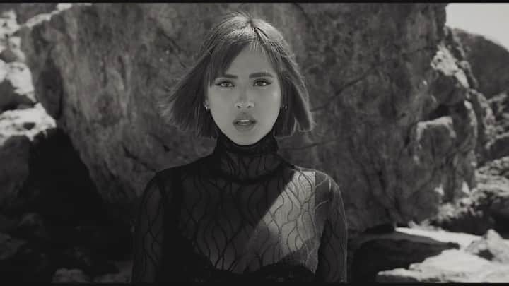 エマリン・エストラーダのインスタグラム：「‘Feels like’ by me」